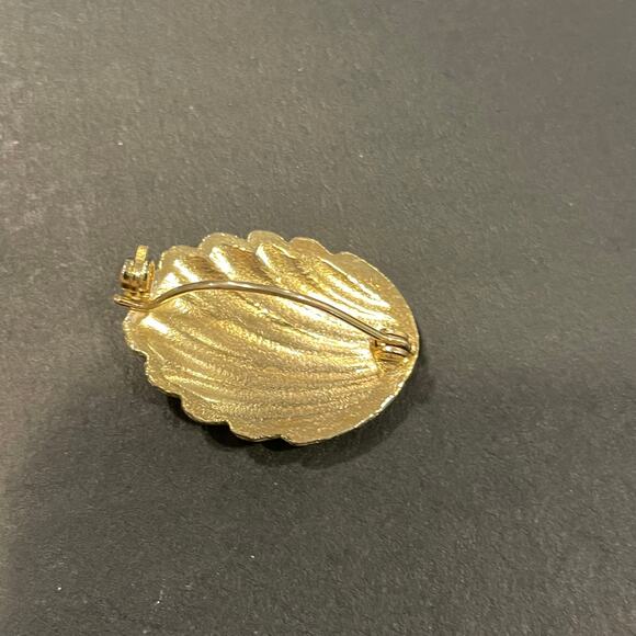 Vintage MCM gold tone Clam shell sea shell cockle french hook pin brooch texture - Picture 6 of 10